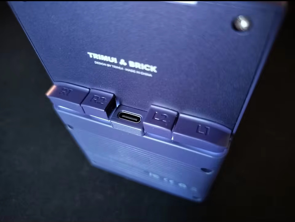The rear Side of the Trimui Brick console